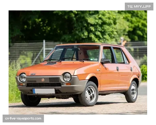 特写：都灵“汽车城”德比赛前，菲亚特与Stellantis集团在球场展开品牌展台对决